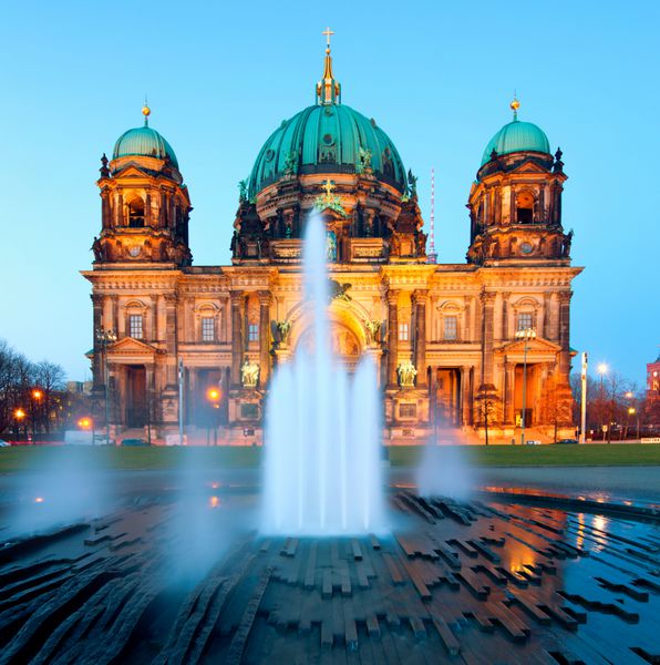 کلیسای جامع برلین Berliner Dom پانوراما در شب مکان دیدنی مشهور در شهر برلین آلمان در شب