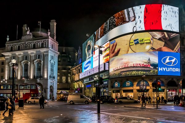 لندن - 17 مارس تابلوهای نئونی سیرک معروف Piccadilly در شب می درخشد این تابلوها در 17 مارس 2013 در لندن انگلستان به یکی از جاذبه های اصلی لندن تبدیل شده اند