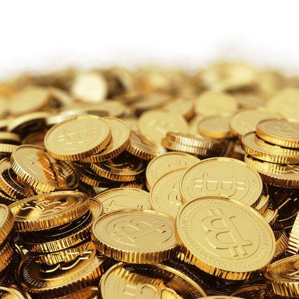سکه های ارز دیجیتال رمزنگاری بیت کوین طلایی - ایزوله شده با مسیر برش
