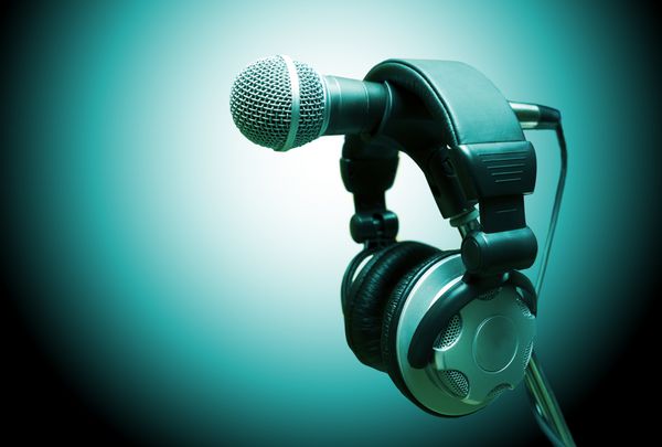 میکروفون و هدفون ضبط مفهومی صوتی و استودیویی