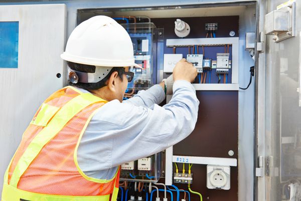 یک سازنده برق چینی در حال کار با فیوزبورد توزیع خطوط برق ولتاژ بالا