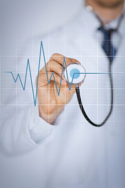 عکس دست دکتر با گوشی پزشکی در حال گوش دادن به ضربان قلب