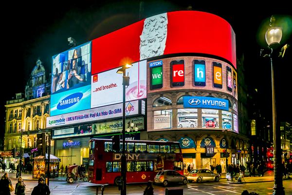 لندن - 17 مارس تابلوهای نئونی سیرک معروف Piccadilly در شب می درخشد این تابلوها در 17 مارس 2013 در لندن انگلستان به یکی از جاذبه های اصلی لندن تبدیل شده اند