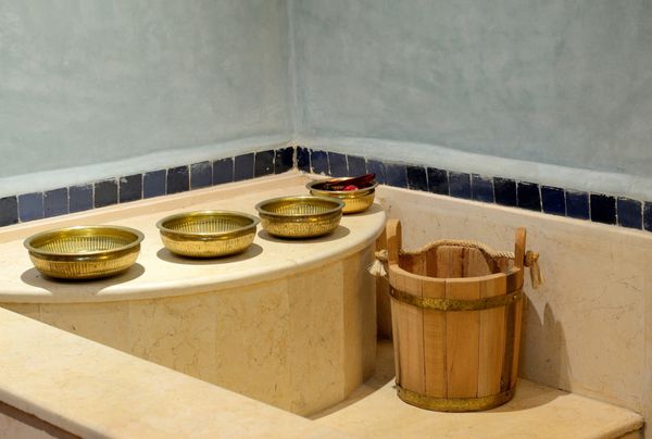 کاسه های شستشو در داخل حمام ترکی سنتی