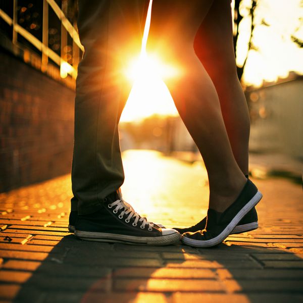 زوج جوان در حال بوسیدن در فضای باز در نور خورشید تابستان بوسه عشق رنگ تاریخ عصر نوجوان