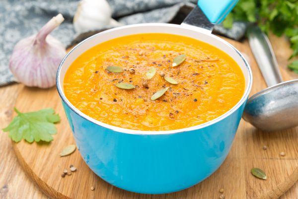 سوپ کدو تنبل تند با گشنیز در قابلمه نمای نزدیک