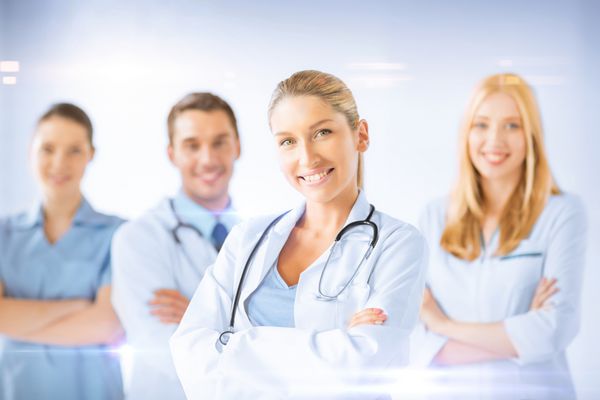 مفهوم بهداشت و درمان - پزشک زن در مقابل گروه پزشکی
