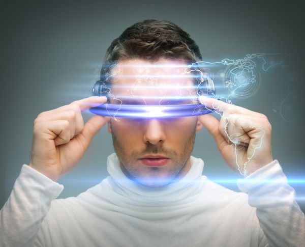 فناوری آینده و مفهوم علمی تخیلی - مردی با عینک دیجیتال
