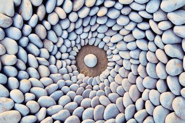سنگ های دریایی به شکل دایره ای قرار گرفته اند