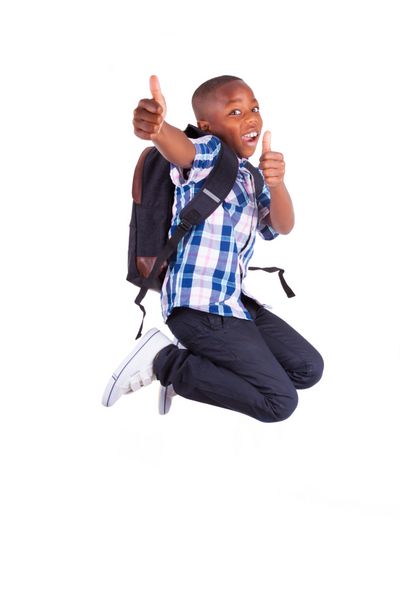 پسر مدرسه‌ای آمریکایی آفریقایی تبار در حال پریدن و ساختن شست جدا شده روی پس‌زمینه سفید - سیاه‌پوستان