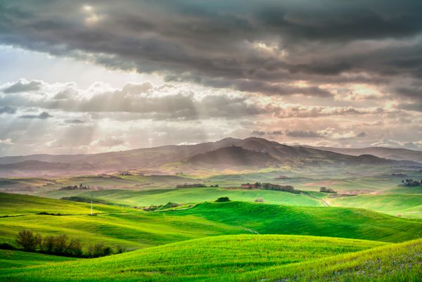 توسکانی منظره غروب آفتاب روستایی مزرعه روستایی درختان سرو زمین سبز نور خورشید و ابر Volterra ایتالیا اروپا