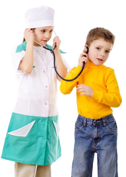 کودکان با گوشی پزشکی در حال بازی در یک پزشک جدا شده روی سفید