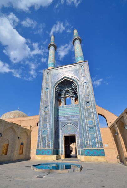 یزد ایران -أ‚أ‚؟ 12 اکتبر مسجد جامع در 12 اکتبر 2013 در یزد ایران مسجد جامع در قرن دوازدهم ساخته شد و بین سال‌های 1324 تا 1365 تا حد زیادی بازسازی شد مناره‌های آن مرتفع‌ترین مناره‌های ایران هستند