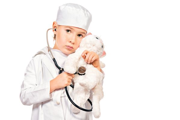 پسر بچه ای که نقش یک دکتر دامپزشک را بازی می کند مشاغل مختلف جدا شده روی سفید