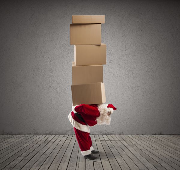 بابا نوئل هدایای زیادی را روی پشت خود حمل می کند