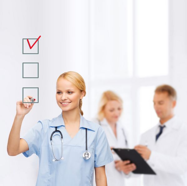 مراقبت‌های بهداشتی پزشکی و فناوری - دکتر یا پرستار خندان در حال کشیدن علامت قرمز در کادر انتخاب