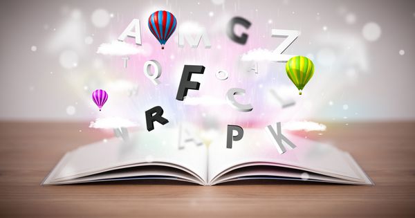 کتاب باز با حروف سه بعدی در حال پرواز در پس زمینه بتونی مفهوم آموزش رنگارنگ