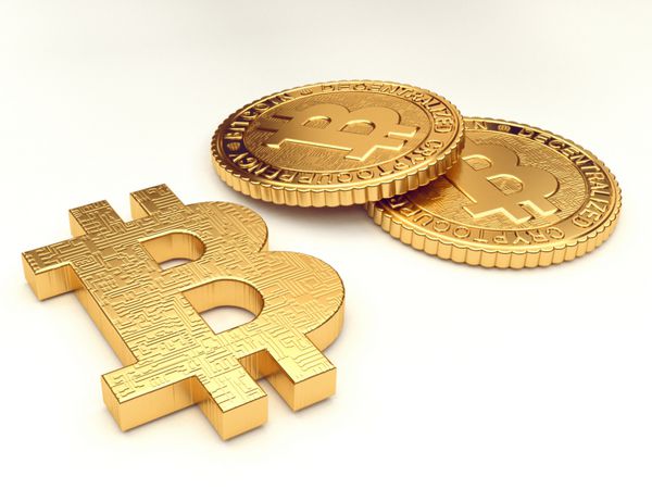 علامت طلایی بیت کوین و یک پشته سکه در پس زمینه سفید
