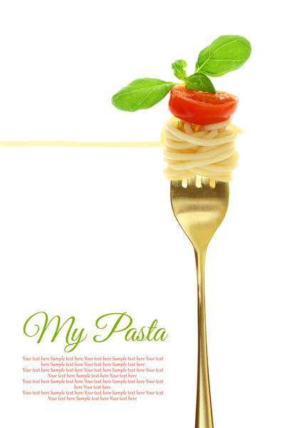 چنگال با اسپاگتی گوجه فرنگی و ریحان جدا شده روی سفید