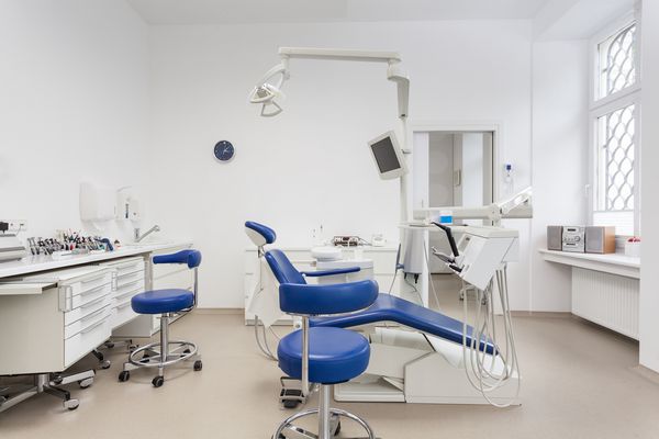 فضای داخلی مطب دندانپزشکی مبلمان سفید و آبی