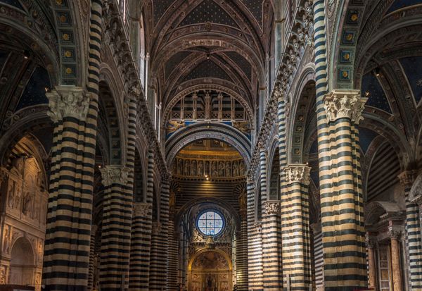 توسکانی ایتالیا - ژوئیه 18 2012 فضای داخلی Siena Duomo یک کلیسای قرون وسطایی در Siena اختصاص داده شده به سانتا ماریا Assunta