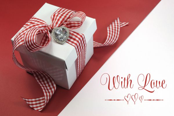 هدیه چک قرمز و سفید روی پس‌زمینه قرمز و برچسب هدیه قلب عشق با عشق پیام برای ولنتاین تولد کریسمس عید پاک یا هدیه روز مادر