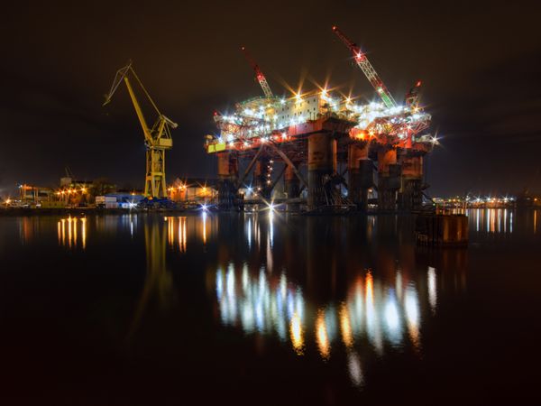 تعمیر دکل نفتی در کارخانه کشتی سازی