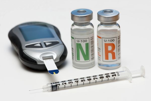 انسولین معمولی و NPH با گلوکومتر و سرنگ انسولین