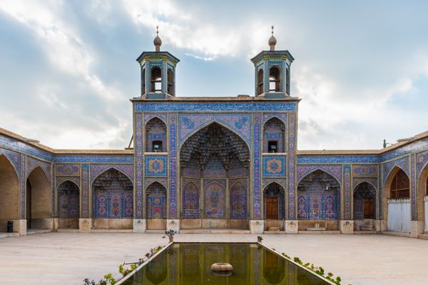 ایران شیراز - 3 ژانویه 2014 فضای داخلی مسجد نصیرالملک شیراز ایران 3 ژانویه 2014 این مسجد در سال 1888 ساخته شده است