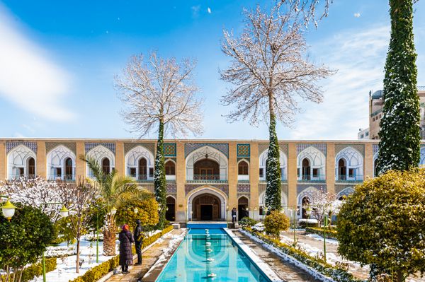 اصفهان ایران - 7 ژانویه 2014 حیاط داخلی هتل عباسی که حدود 300 سال پیش در ایران ساخته شده است 7 ژانویه 2014 فیلم ده هندی کوچک در سال 1974 در اینجا فیلمبرداری شده است