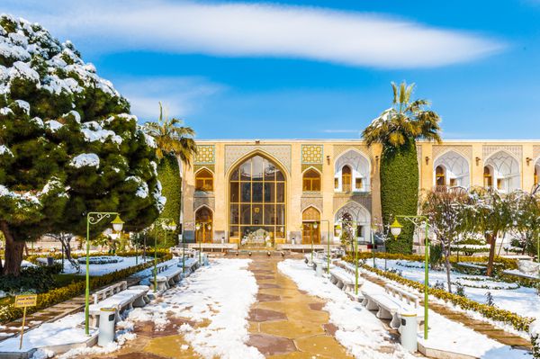 اصفهان ایران - 7 ژانویه 2014 حیاط داخلی هتل عباسی که حدود 300 سال پیش در ایران ساخته شده است 7 ژانویه 2014 فیلم ده هندی کوچک در سال 1974 در اینجا فیلمبرداری شده است