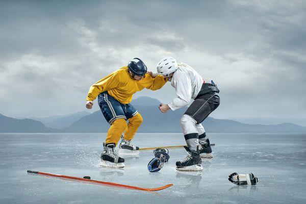 دو بازیکن هاکی روی یخ بوکس روی یخ
