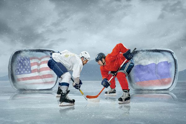 بازیکنان هاکی روی یخ در یخ بازی آمریکا و روسیه
