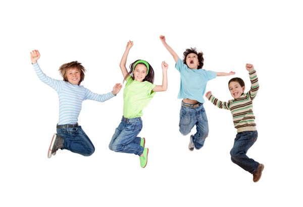 چهار کودک شاد در حال پریدن جدا شده روی پس زمینه سفید