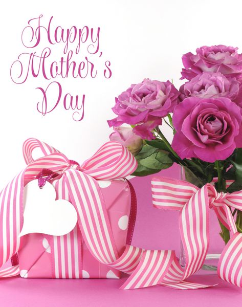 هدیه و گل رز زیبا در پس‌زمینه صورتی و سفید با فضای کپی متن نمونه برای متن شما در اینجا برای روز مادر روز جهانی زن تولد زن عروسی یا هدیه عاشقانه عاشقانه