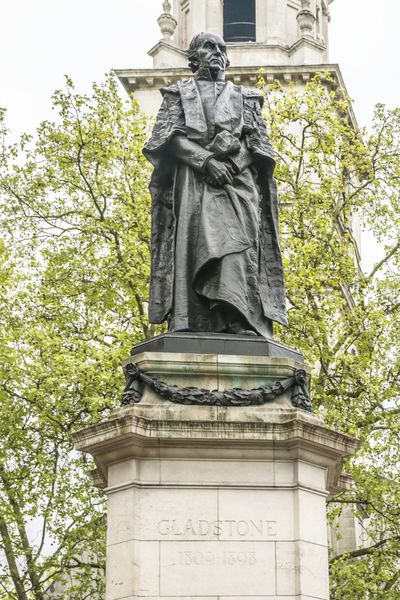 مجسمه گلادستون در آلدویچ لندن در نزدیکی دادگاه سلطنتی و روبروی خانه استرالیا ویلیام اوارت گلادستون ۱۸۰۹ - ۱۸۹۸ سیاستمدار لیبرال بریتانیایی بود