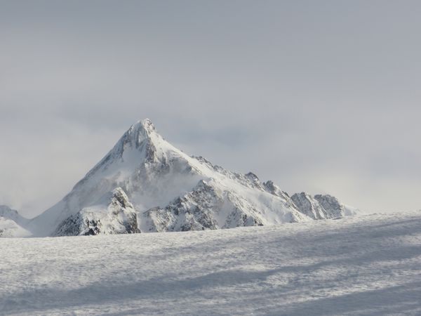 قله های کوه در زمستان