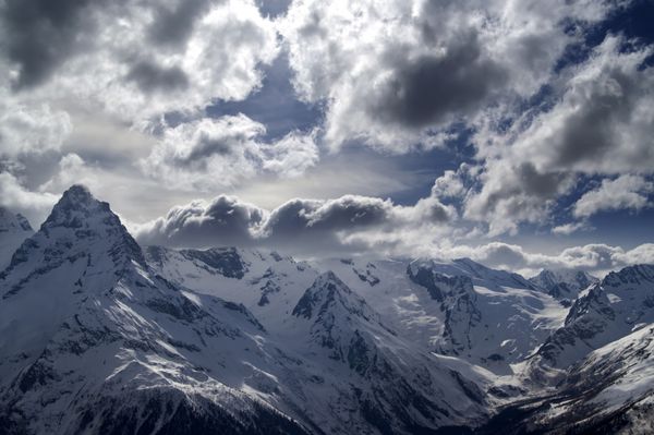 کوه های عصرگاهی و ابرهای ملایم کوه های قفقاز پیست اسکی دومبی