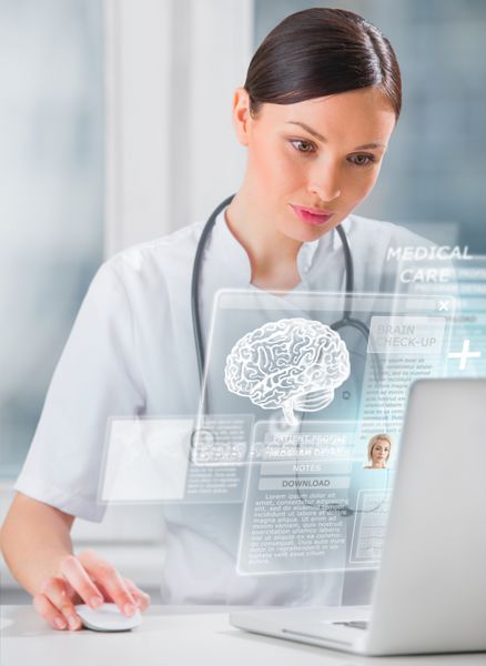 پزشک زن در حال اسکن مغز بیمار با کمک فناوری مدرن