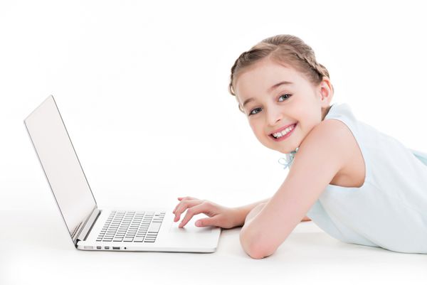 دختر کوچک با لپ تاپ نقره ای رنگ - جدا شده روی سفید
