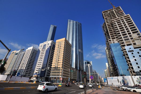 معماری مدرن ساختمان های تجارت جهانی در ابوظبی در امارات متحده عربی