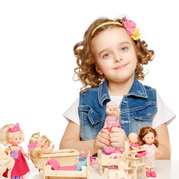 دختر بچه در حال بازی با عروسک