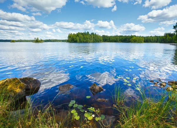 نمای تابستانی دریاچه روتاجاروی با انعکاس ابرها روی سطح آب اورجالا فنلاند