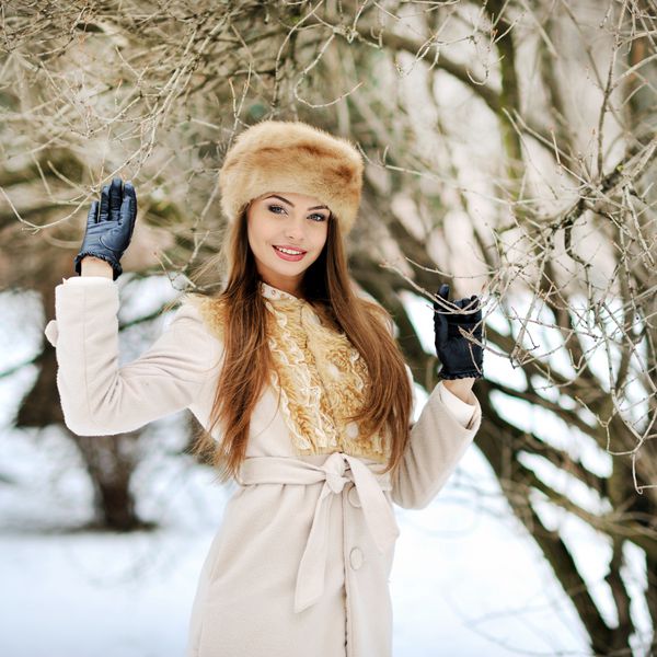 دختر جوان شهوانی در پارک زمستانی - در فضای باز