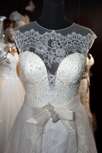 لباس عروس از توری روی مانکن