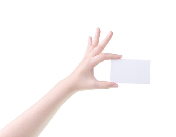 دست زنی که کارت خالی جدا شده در پس زمینه سفید را در دست دارد