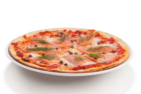 پیتزای سالمون دودی جدا شده روی سفید