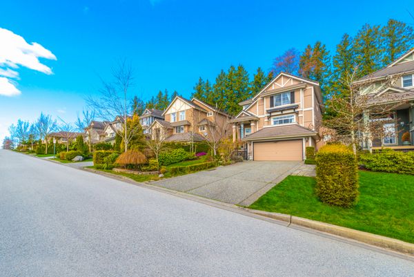 محله خوب و راحت چند خانه در خیابان خالی در حومه ونکوور کانادا