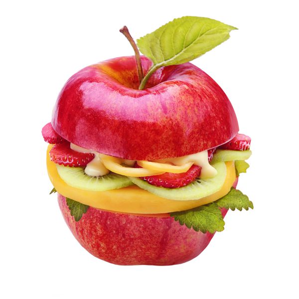 همبرگر سیب شاداب خلاقانه پر از میوه‌های تازه استوایی توت‌فرنگی و کیوی با سس با یک برگ سبز برای یک میان‌وعده کم کالری جدا شده روی سفید