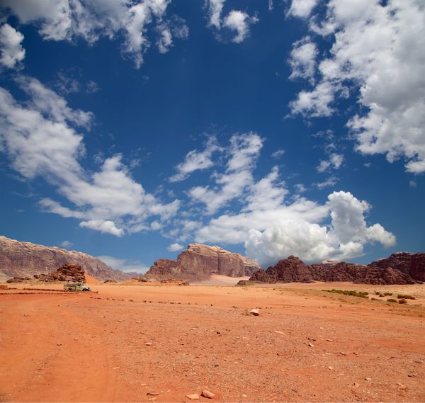 صحرای وادی روم که با نام دره ماه نیز شناخته می‌شود دره‌ای است که بر روی سنگ‌های ماسه‌سنگ و گرانیت در جنوب اردن در ۶۰ کیلومتری شرق عقبه بریده شده است